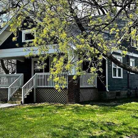 Mrs. Hughes Cottage - 2 Bedroom House W/ Parking Hamilton 外观 照片