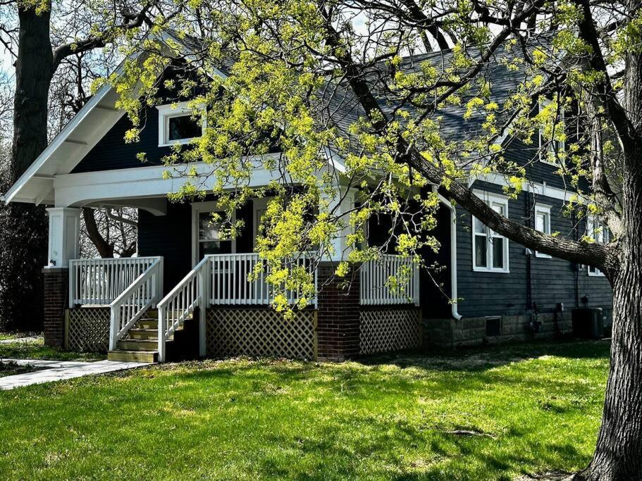 Mrs. Hughes Cottage - 2 Bedroom House W/ Parking Hamilton 外观 照片
