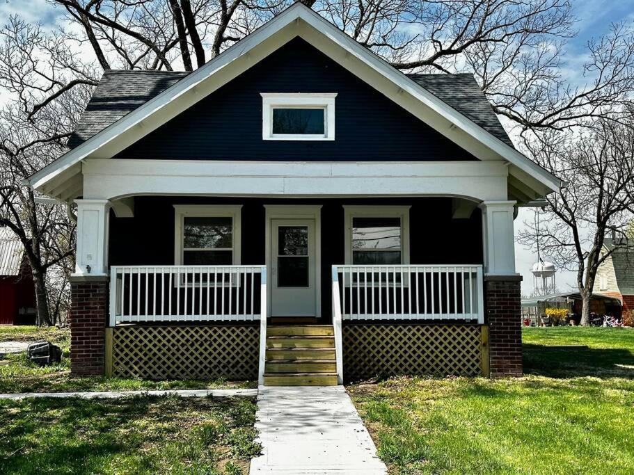 Mrs. Hughes Cottage - 2 Bedroom House W/ Parking Hamilton 外观 照片
