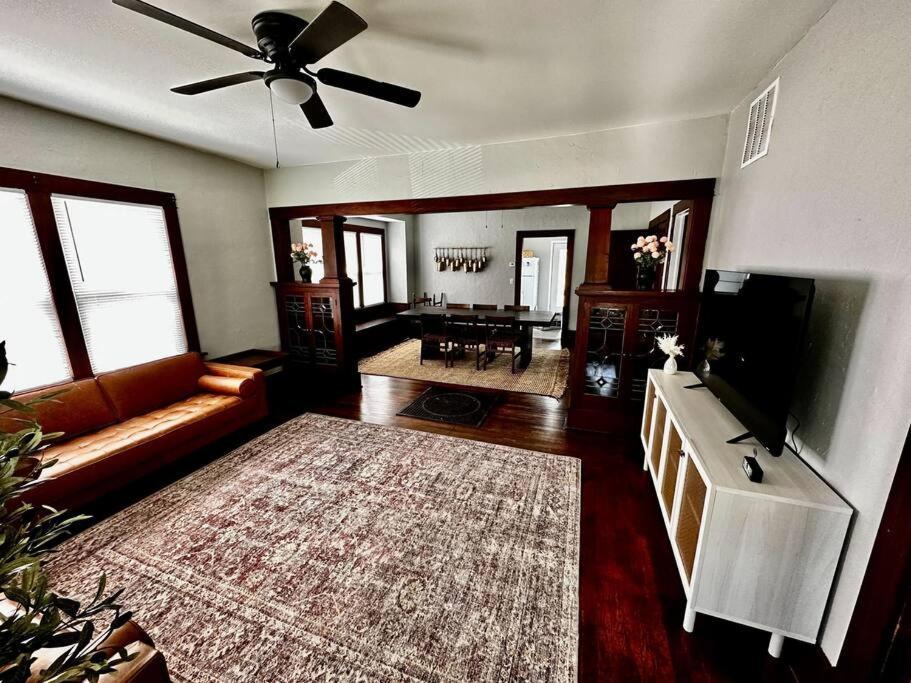 Mrs. Hughes Cottage - 2 Bedroom House W/ Parking Hamilton 外观 照片
