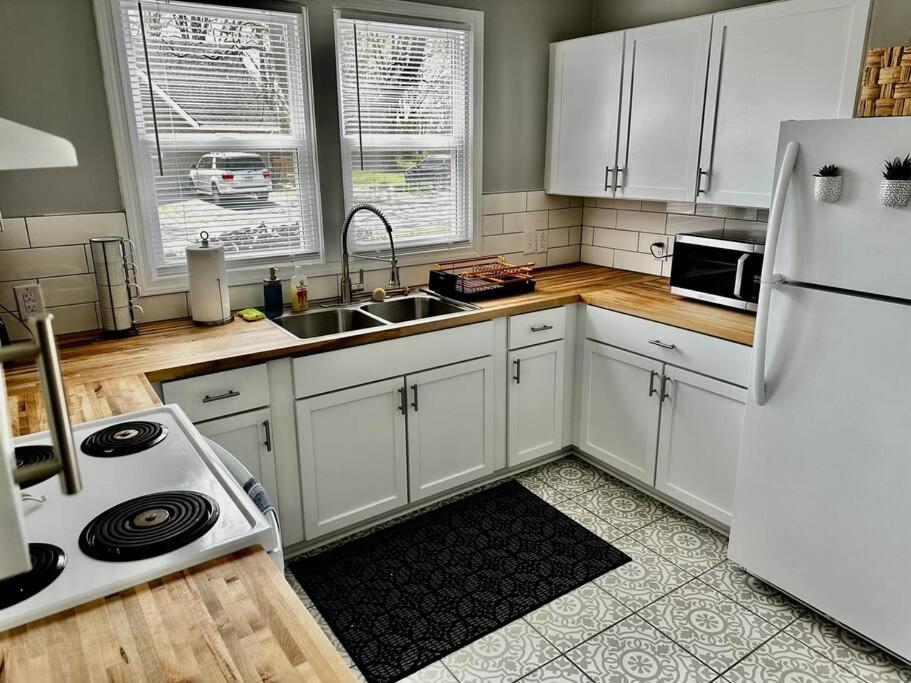 Mrs. Hughes Cottage - 2 Bedroom House W/ Parking Hamilton 外观 照片