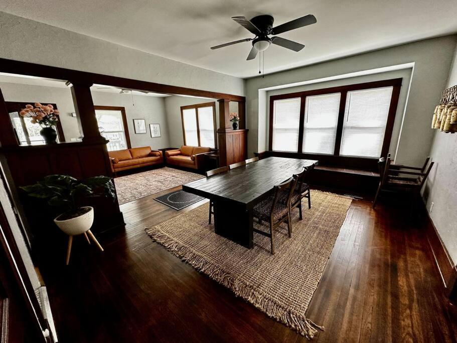 Mrs. Hughes Cottage - 2 Bedroom House W/ Parking Hamilton 外观 照片