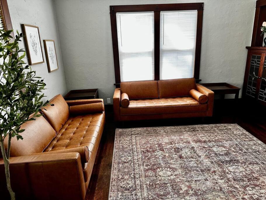 Mrs. Hughes Cottage - 2 Bedroom House W/ Parking Hamilton 外观 照片