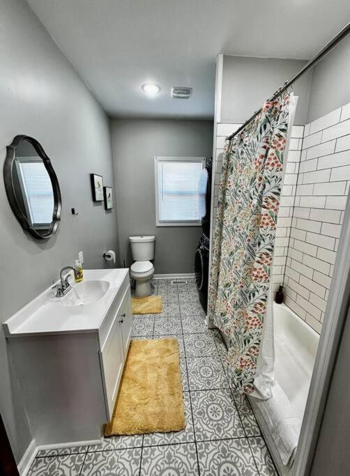 Mrs. Hughes Cottage - 2 Bedroom House W/ Parking Hamilton 外观 照片