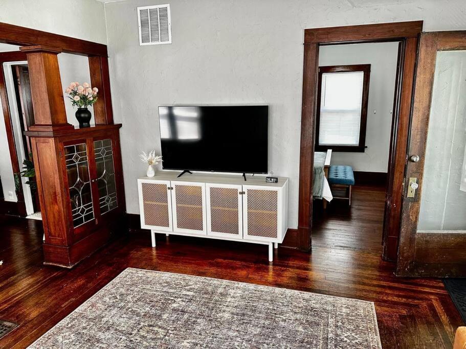Mrs. Hughes Cottage - 2 Bedroom House W/ Parking Hamilton 外观 照片