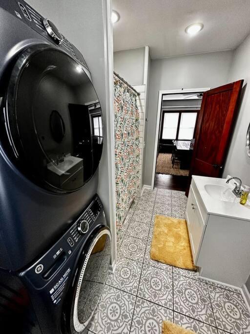 Mrs. Hughes Cottage - 2 Bedroom House W/ Parking Hamilton 外观 照片